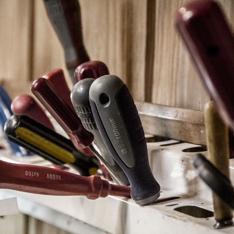 QUICK GUIDE TO GUITAR REPAIR AND MAINTENANCE